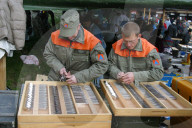 Rütlischiessen 2004: Zivilschützer sortieren Essbesteck