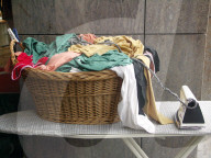 Wäsche im Korb, Bügeln, Bügelbrett, Bügeleisen, 2006