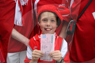 Fussball Schweiz - Liechtenstein Kleiner Fan mit Ticket