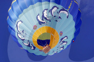 26. Internationales Heissluftballontreffen 2004: Ballon am blauen Himmel
