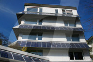 Wohnhaus voller Sonnenkollektoren