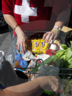 Feature Einkaufstourismus, Einkaufen bei Aldi in Deutschland, 2005