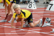 Leichtathletik Kleiner Junge vor dem Start 