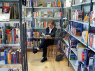 Ruestige Seniorin in Bibliothek