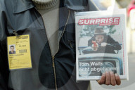 Verkäufer mit der Arbeitslosenzeitung Surprise, 2004