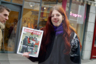 Jugendliche verkauft die Arbeitslosenzeitung Surprise