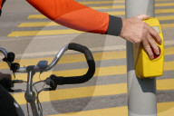 Velofahrer wartet auf grünes Licht beim Fussgängerstreifen, 2005