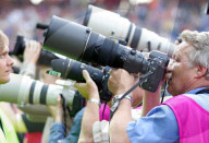 Fussball,  78. Schweizer Cupfinal, FC Basel - Neuchatel Xamax FC. Blick -Fotograf Walter L.Keller in voller Action.  Foto Manuel Geisser