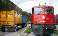 Strassen und Schienenverkehr nebeneinander
