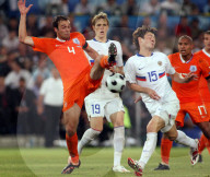 Fussball Euro 2008 Niederlande - Russland Joris Mathijsen gegen Diniyar Bilyaletdinov