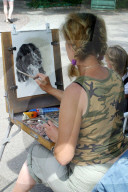 Strassenmalerin malt ein Hundeportrait