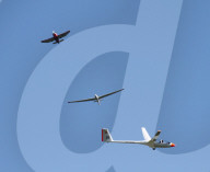 Flugverkehr am blauen Himmel