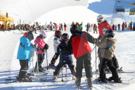 Skilehrerin mit Kinder