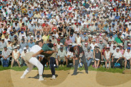 Schwingen, Schwing und Aelplerfest auf Rigi Staffel, Die Zushauer betrachten die Schwinger Christian Dick und Martin Grab.