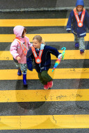 Kinder ueberqueren Fussgaengerstreifen