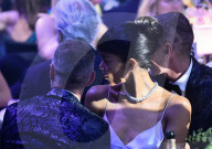 PEOPLE - Cannes: Promis feiern an der AmFar Gala 