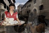 Guarda, Maria Morell mit Ziegenkäse und Ziegen; 2006
