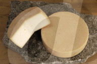 Von Maria Morell in Guarda hergestellte Ziegenkäse; 2006