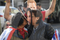 FEATURE - Royal Wedding: Erste Fans bringen sich schon mal in Position