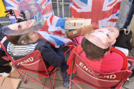 FEATURE - Royal Wedding: Erste Fans bringen sich schon mal in Position