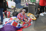 FEATURE - Royal Wedding: Erste Fans bringen sich schon mal in Position