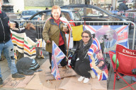 FEATURE - Royal Wedding: Erste Fans bringen sich schon mal in Position