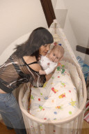 Tanja Dankner legt ihr Baby Naira schlafen; 2005
