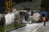 Gurtnellen, Aufräumearbeiten nach Felssturz, umgekippter Mehltransporter; 2006