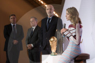 WM 2018 - Natalia Vodianova enthüllt den Louis Vuitto Pokal in Paris