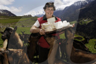 Guarda, Maria Morell mit Ziegenkäse und Ziegen; 2006