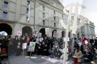 Anti-WEF-Demo: Strassentheater vor Kornhausbibliothek, 2005