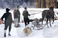 Leben wie zu Gotthelfs Zeiten II: Pause bei den Kollers nach dem Fussmarsch vom Sahlenweidli in die Sagerei, 2004