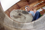 Adrian Amstutz mit Zivilschutz-Schachtdeckel, 2005