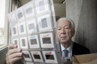 Pressefotograf Roland Schläfli im Fotoarchiv, Lausanne 2006