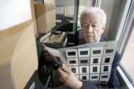 Pressefotograf Roland Schläfli in seinem Fotoarchiv, Lausanne 2006