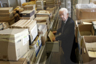 Pressefotograf Roland Schläfli in seinem Fotoarchiv, Lausanne 2006