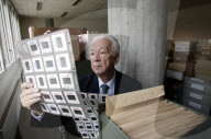 Pressefotograf Roland Schläfli in seinem Fotoarchiv, Lausanne 2006