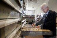 Pressefotograf Roland Schläfli in seinem Fotoarchiv, Lausanne 2006
