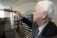 Pressefotograf Roland Schläfli in seinem Fotoarchiv, Lausanne 2006
