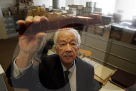 Pressefotograf Roland Schläfli in seinem Fotoarchiv, Lausanne 2006