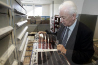 Pressefotograf Roland Schläfli in seinem Fotoarchiv, Lausanne 2006