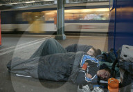 Vor dem Openair St. Gallen 2004: Schlafende Fans am Bahnhofplatz