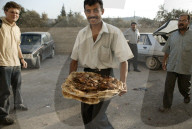 Palästinenser mit Brot, Palästina 2003