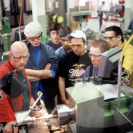 LEHRLINGE UND INSTRUKTOREN DER SWISS MECHANIK IN ST. GALLEN 