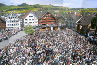 APPENZELLER LANDSGEMEINDE, BUERGERINNEN UND BUERGER STIMMEN IM RING AB