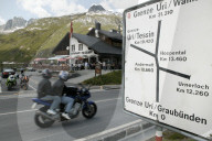 Motorradfahrer auf dem Oberalppass, 2003