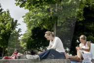 STUDENTEN AUF DEM CAMPUS DER UNI ST. GALLEN AM LERNEN