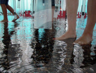EXPO 02, BESUCHER DES AUA EXTREMA PAVILLON IN NEUENBURG