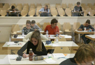 Lyceum Alpinum Zuoz 2004: Schüler während einer Prüfung