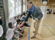 Play for Peace: Alt-Bundesrat Ogi mit Jugendlichen 2005